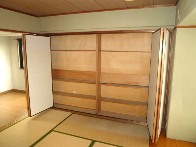 Receipt. Shelf of the Japanese-style room