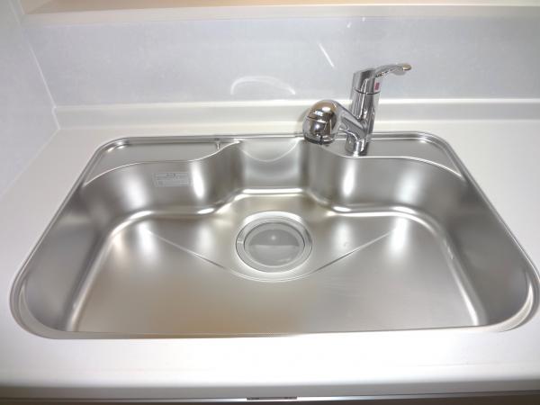 Kitchen. Equipped with a damping material on the back side of the sink, It is silent type to suppress such as water splashing sound. Convenient hand shower type of faucet to the care of the sink. Also it has built-in water purifier that can be used at any time delicious water immediately.