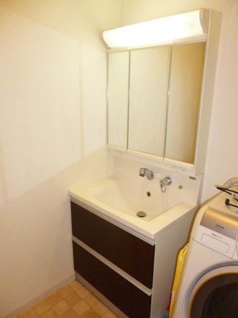 Wash basin, toilet. Indoor (10 May 2013) Shooting 1st floor