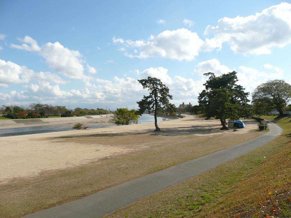 Streets around. Mukogawa riverbed up to 70m