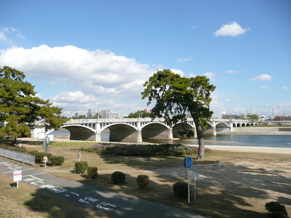 Streets around. Mukogawa riverbed up to 70m