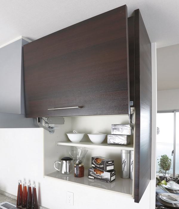 Kitchen.  [System Wall storage] And in half a hanging cupboard of hard-to-reach high places, We spread the opening of the kitchen. Even during the cooking, The bottom of the hanging cupboard is put to remain open in the flap-up door (same specifications)