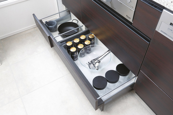 Kitchen.  [Slide storage] Pots and dishes in the kitchen, Adopt a slide storage that can organize the bottle, and the like efficiently. Opening and closing in Hetihi manufactured by rail is smooth (same specifications ※ Except for some)