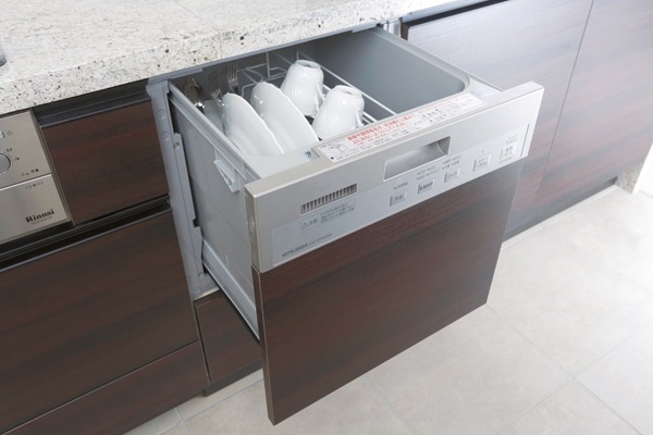 Kitchen.  [Dishwasher] Since the operation unit is outside the front, Easy to top surface operation type of use in a comfortable position while standing. Because of water-saving dishwasher, Energy saving ・ You can both save water (same specifications)