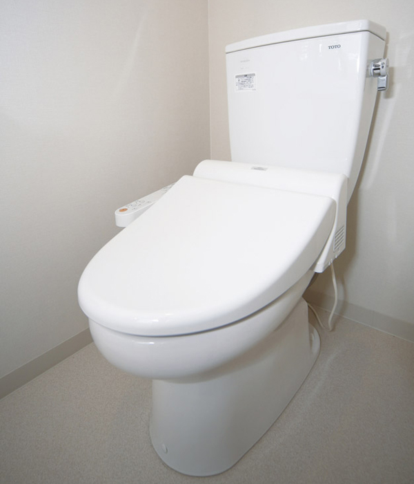 Toilet.  ["Washlet" with tornado cleaning toilet bowl] And bidet with a deodorizing function, Adopt a less likely to fall easy antifouling technology "Sefi on Detect" toilet luck dirty. Double of the water flow is firmly rinse with "tornado wash" to wash not round all over the bowl surface (same specifications)