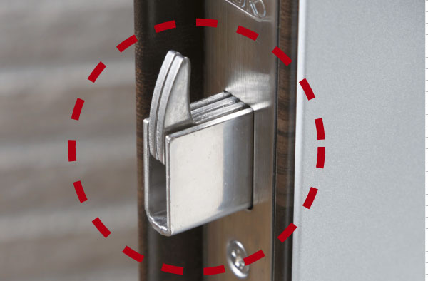 Security.  [Sickle-type deadbolt] Because the sickle of the dead bolt is caught by the frame, Make it difficult to pry open the front door due to bar (same specifications)