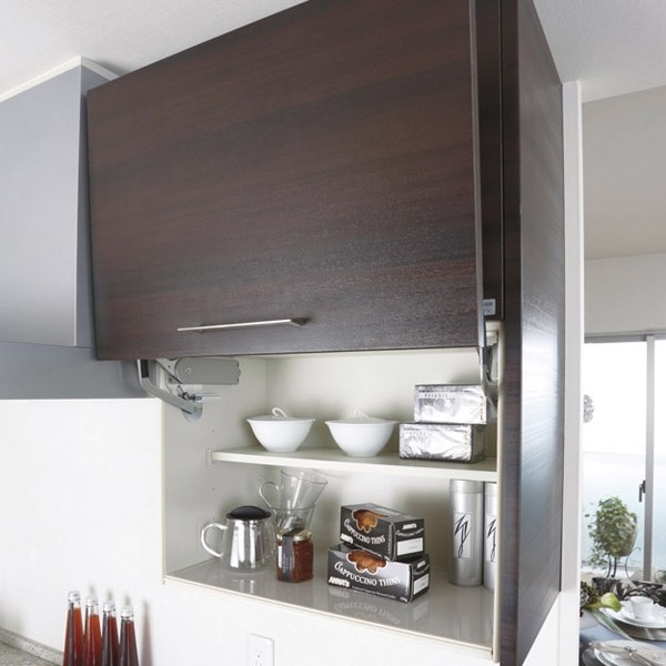 Building structure. System Wall storage ( ※ And in half a hanging cupboard of 1) hard-to-reach heights, It extends the opening of the kitchen. Even during the cooking, The bottom of the hanging cupboard is put to remain open in the flap-up door