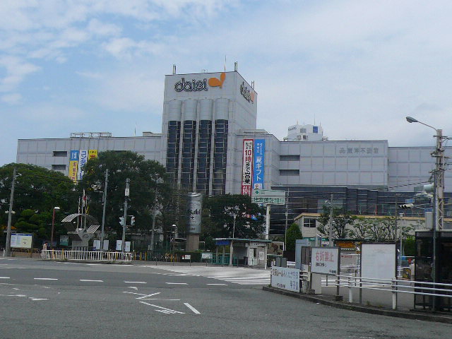 Supermarket. 731m to Daiei Koshien store (Super)