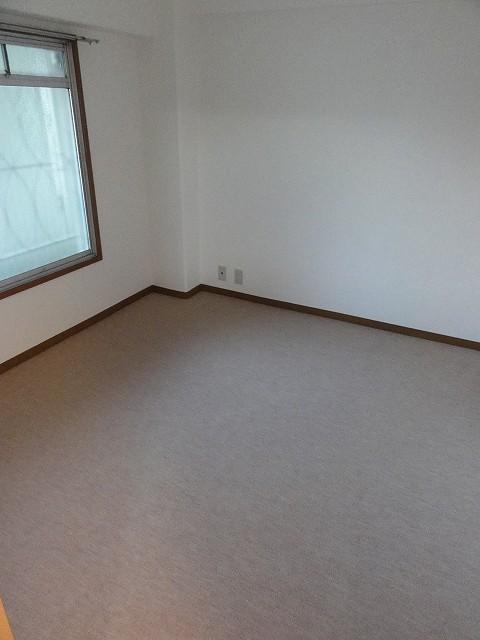 Non-living room. East side, Western-style about 4.5 Pledge.