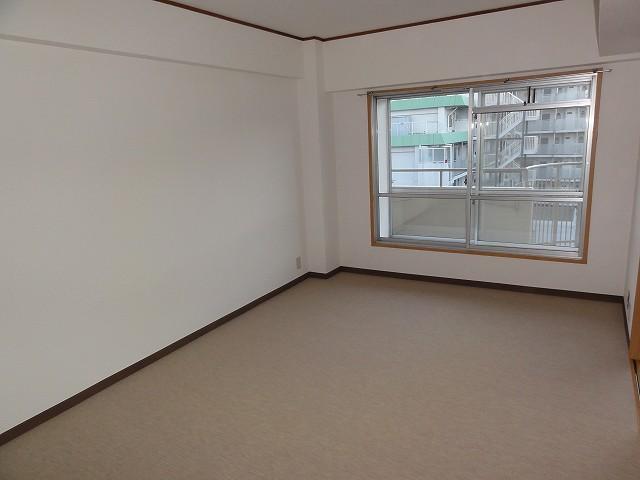 Non-living room. West, Western-style about 6 Pledge.