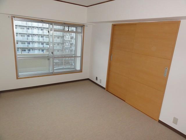 Non-living room. Cross the room, It was Mashi carpet re-covering.