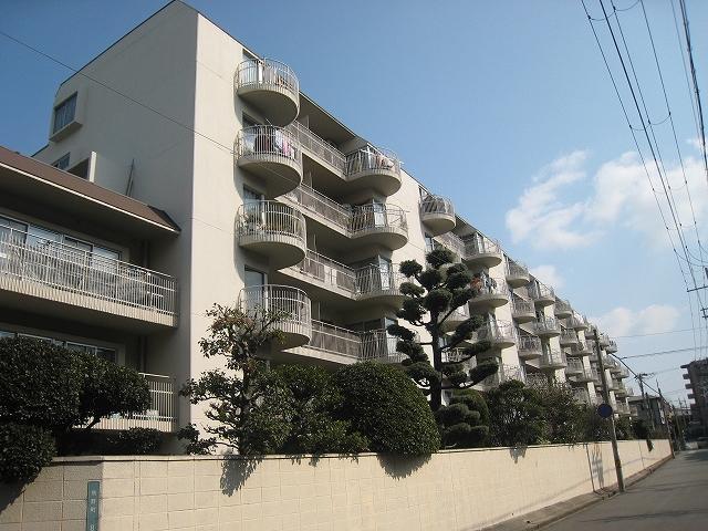 Local appearance photo. Upper floors, With trunk room right (royalty-free).