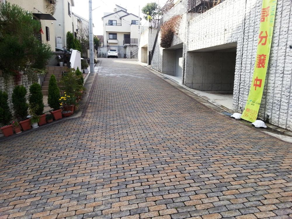 Local photos, including front road. Maintenance road! !
