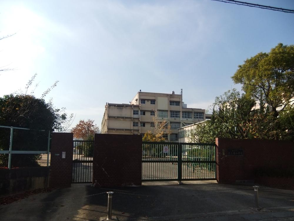 Primary school. Nishinomiya Municipal level upper to Nishi Elementary School 1079m