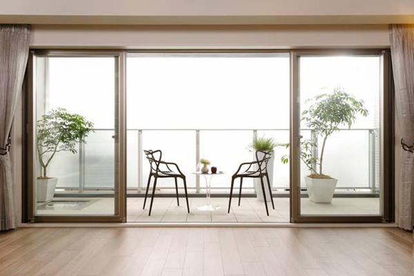 Living.  [Center open sash] It can be opened largely from the center to the left and right, ventilation ・ High center open sash of lighting property has been adopted (same specifications)