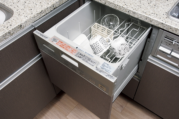 Kitchen.  [Dishwasher] Dishwasher capable of sterilization has been standard equipment (same specifications)