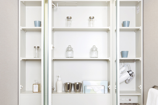 Bathing-wash room.  [Three-sided mirror back storage] The vanity is, Adopt a three-sided mirror with a convenient anti-fog heaters. On the back you have the storage space is provided with a wash basin small is plenty of (same specifications)