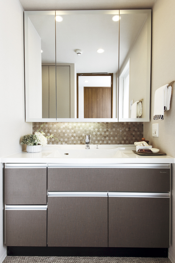 Bathing-wash room.  [Powder Room] In a space that always face with their, Sophisticated, such as hotels. Large three-sided mirror is employed nice usability, Have been sufficient consideration to the cosmetics supplies and basin accessories of storage space ( ※ )
