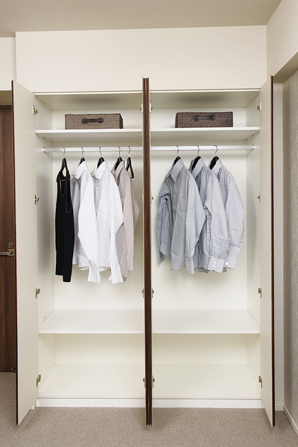 Receipt.  [System storage] A structure can be changed position of shelves according to the store products, Convenient hanger pipe has been arranged (same specifications)