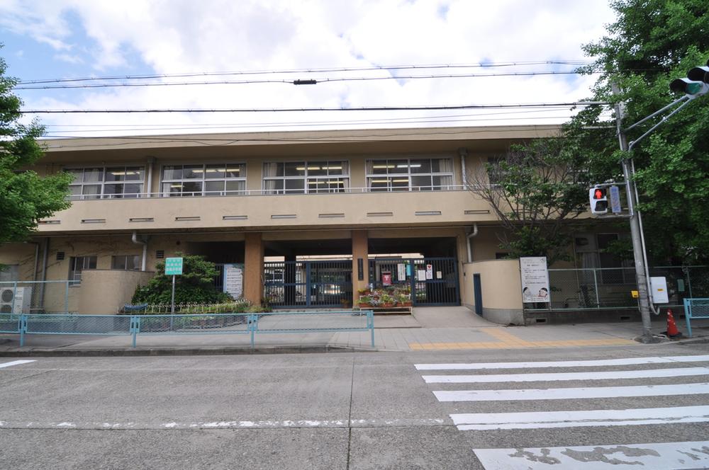 Primary school. 800m to Nishinomiya Municipal spring breeze elementary school