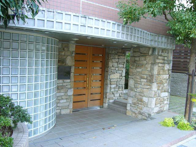 Local appearance photo. Entrance of the auto-lock approach with a large luggage in a non-contact key is also happy to