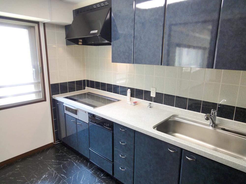 Kitchen. Separate kitchen is located quires 4.3. Cleaning is also easier in the IH cooking heater!