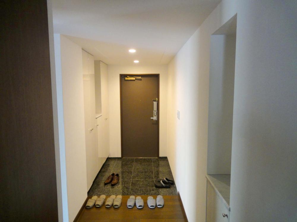 Entrance. Entrance door also has adopted a non-contact key. There are also storage compartment in the hallway. Down Light is installed already.