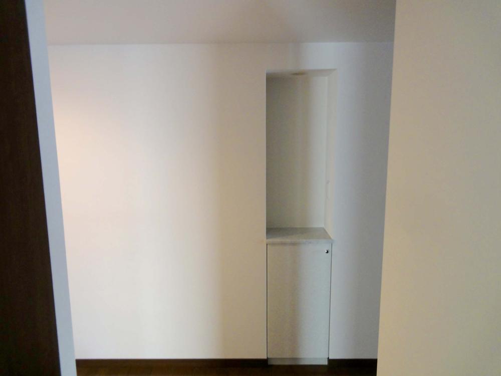 Other introspection. There are also storage compartment in the hallway.