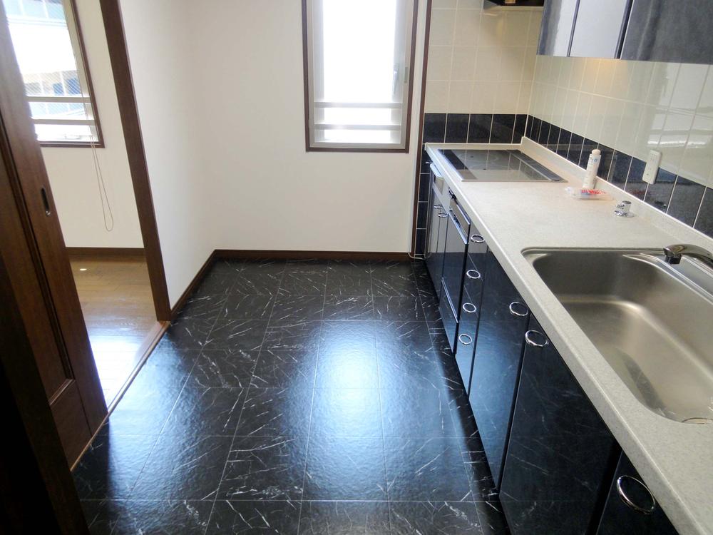 Kitchen. Separate kitchen is located quires 4.3. Cleaning is also easier in the IH cooking heater!