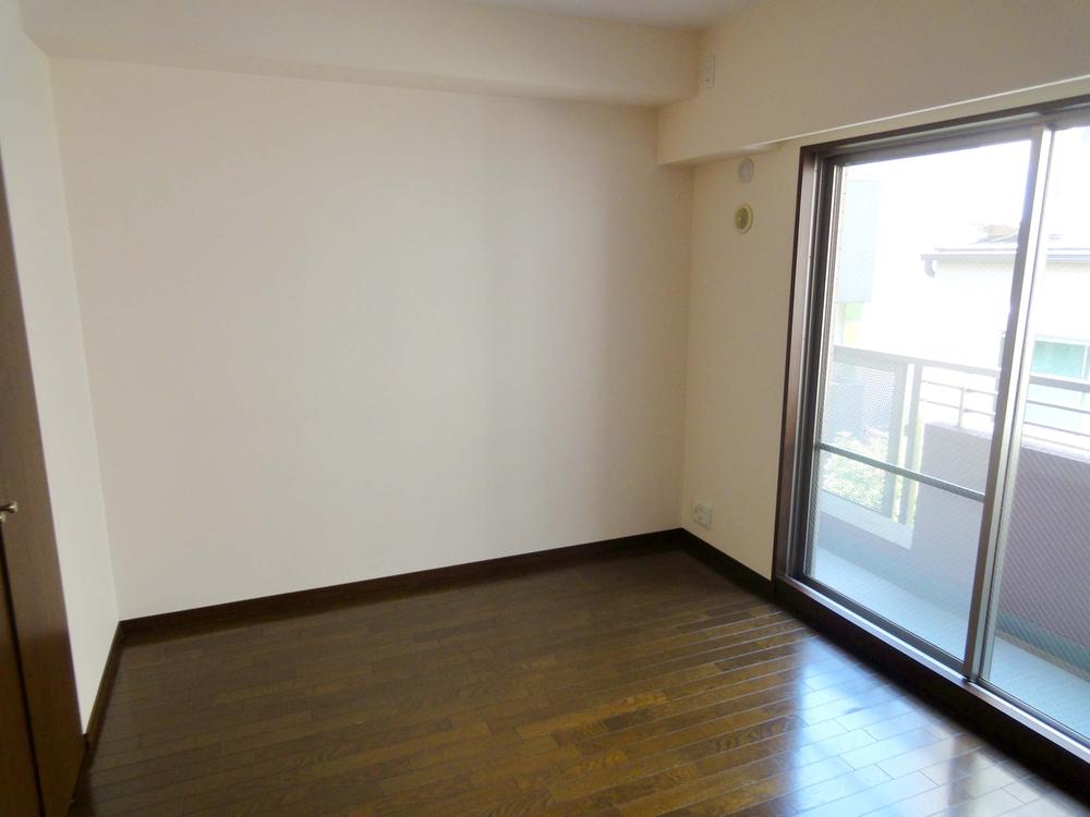 Non-living room. North side of the room is also very bright. Western-style room is located all six quires more. All rooms are cross re-covering already