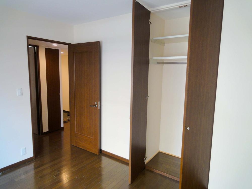 Non-living room. Closet there is a height of up to ceiling is excellent storage capacity