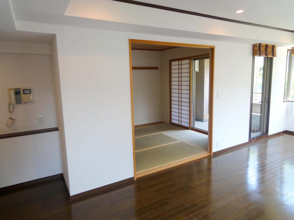Living. Is a Japanese-style room facing the south balcony. It is convenient to fold your laundry! Exchange tatami mat ・ FusumaChokawa ・ It has become clean in exchange Shoji Zhang.