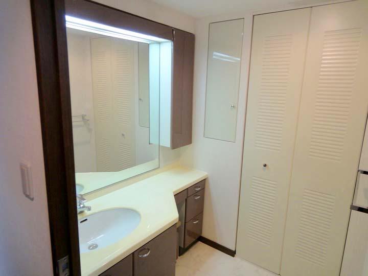 Wash basin, toilet. Chair is vanity also can be stored. Washing machine storage is equipped with a door.