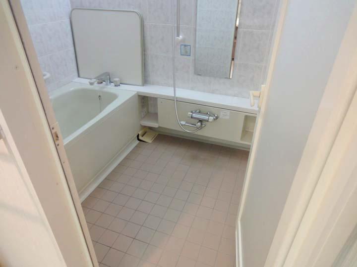 Bathroom. We have spacious bathrooms. Wide washing place Please confirm all means in the field!