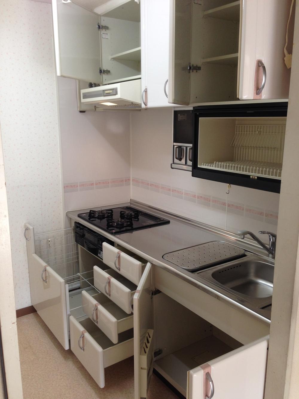 Kitchen. Six years ago Takara Standard Co., Ltd. of the system kitchen was replaced in. It is very beautiful after cleaning.