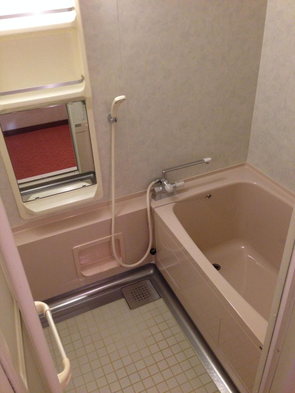 Bathroom. Takara Standard Co., Ltd. of the bus, Exchange six years ago. As bruise of the photo is not seen almost.