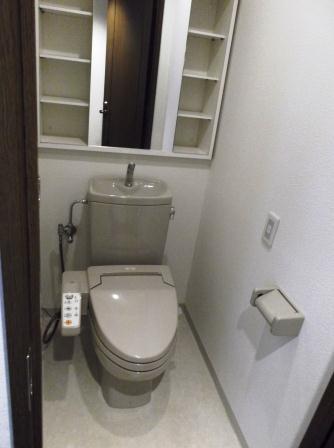 Toilet. We have established a storage space in the rear! This is also convenient storage!