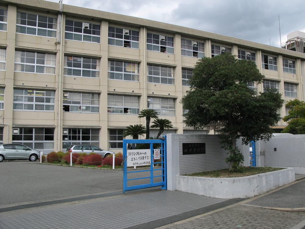 Junior high school. 1400m to Nishinomiya Municipal Yamaguchi Junior High School