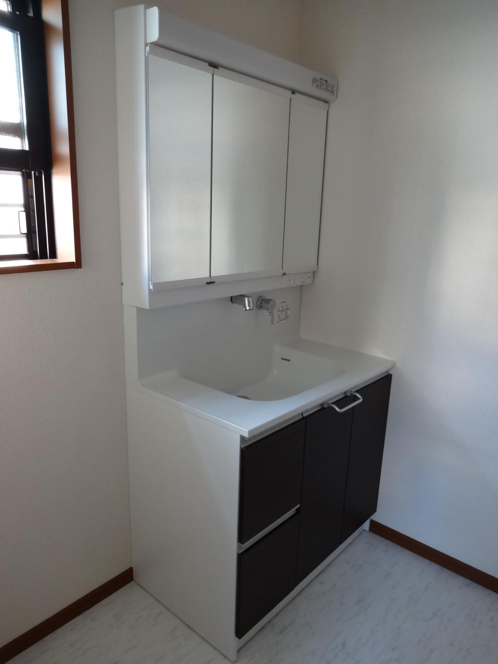 Wash basin, toilet. Three-sided mirror with mules Dolly Dresser