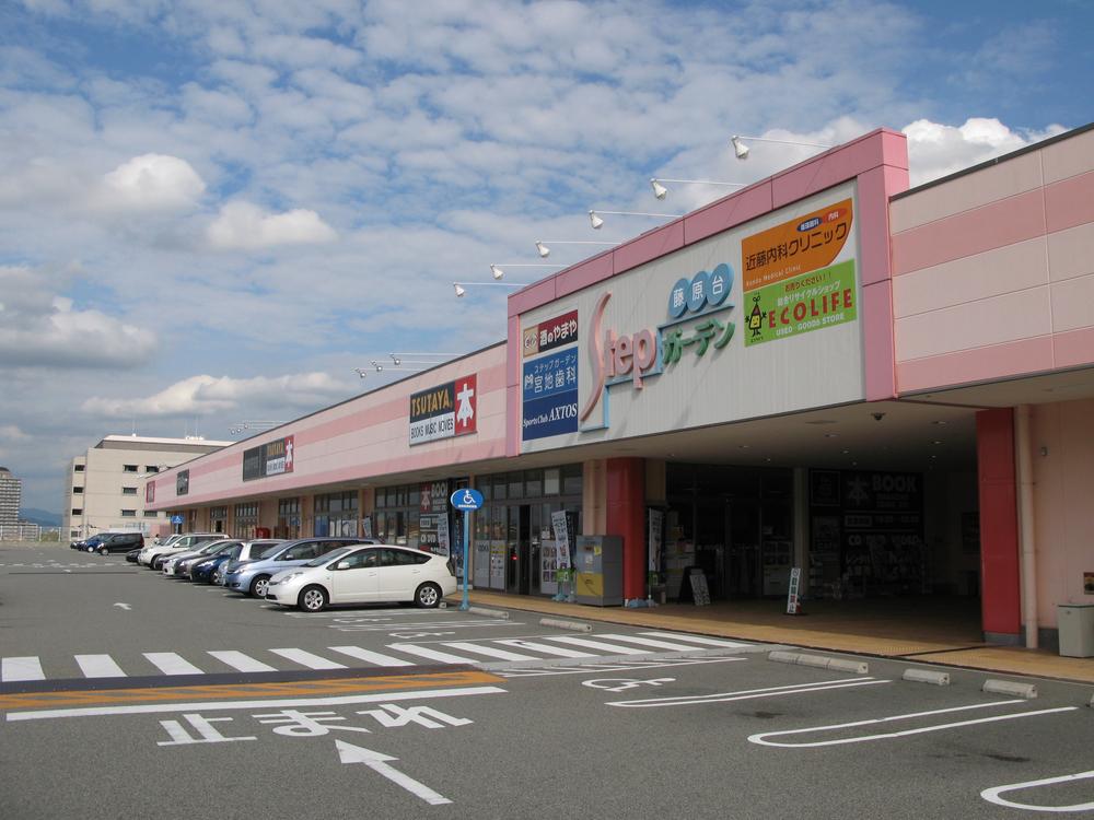 Shopping centre. 2400m to step garden you can enjoy shopping because there has been various shops. 