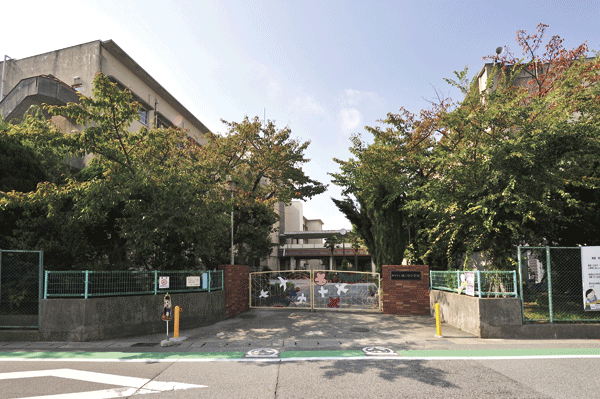 Surrounding environment. Municipal Toinokuchi Elementary School (3-minute walk ・ About 220m)