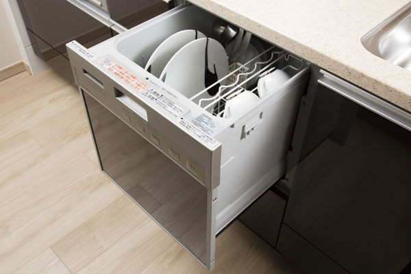 Kitchen.  [Dishwasher] Easy to out of tableware, Slide storage type of dishwasher. Eases the burden of housework (same specifications)