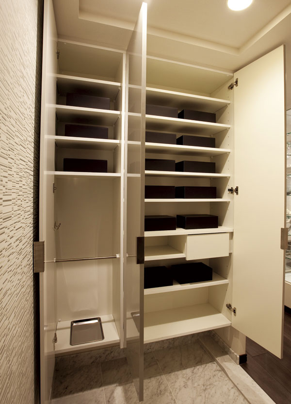 Receipt.  [Entrance storage] In addition to boots can also be housed in the easier, Umbrella storage space was also provided, Adopt a rich tall type of footwear storage of the storage amount ※ F type shoes closet (same specifications)