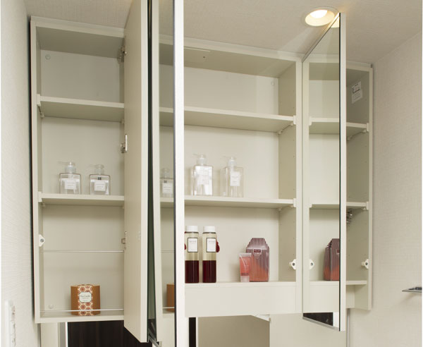 Bathing-wash room.  [Three-sided mirror back storage] Easy-to-read three-sided mirror of with anti-fog function. Space for accommodating the small items have been secured in the Kagamiura (same specifications)