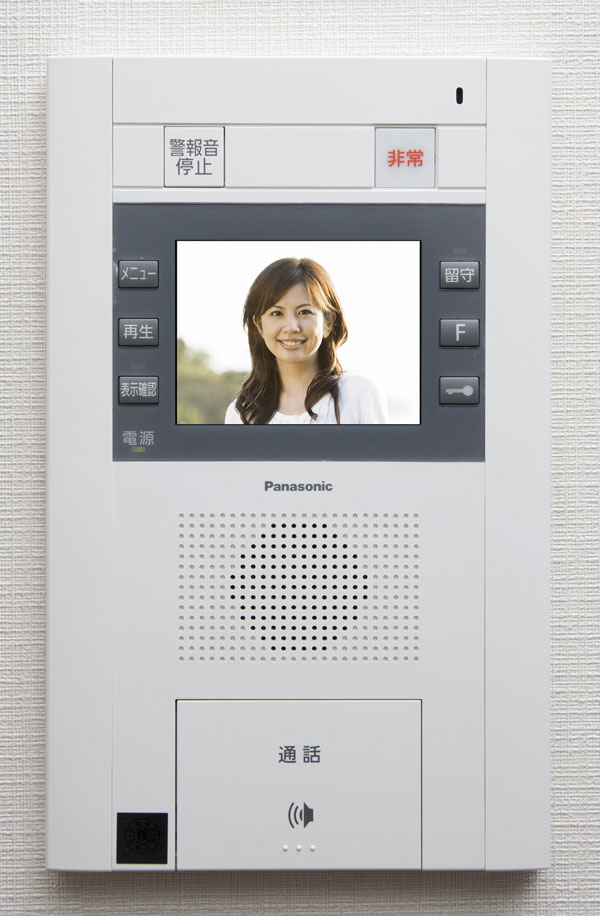 Security.  [Intercom with color monitor] From the installed intercom with color monitor in the living room of each dwelling unit, Auto-lock system that can unlock the set entrance door of the entrance. Since the visitor can see in the video and audio, It difficult to suspicious individual intrusion, It can also support within the dwelling unit to troublesome door-to-door sales staff (same specifications)