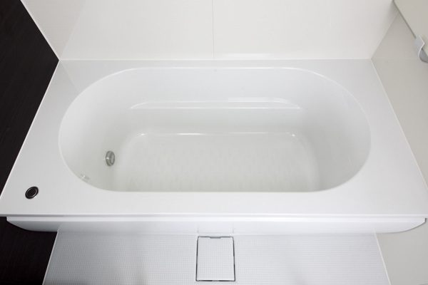 Bathing-wash room.  [Bathtub] Tub was set at about 45cm the height of the stride, Has been consideration to safety at the time of bathing is a low-floor type (same specifications)
