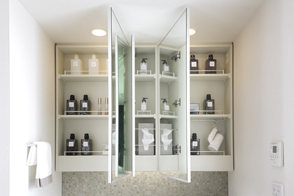 Bathing-wash room.  [Three-sided mirror back storage] Kagamiura storage that can organize your cosmetics and accessories functionally have been installed (same specifications)
