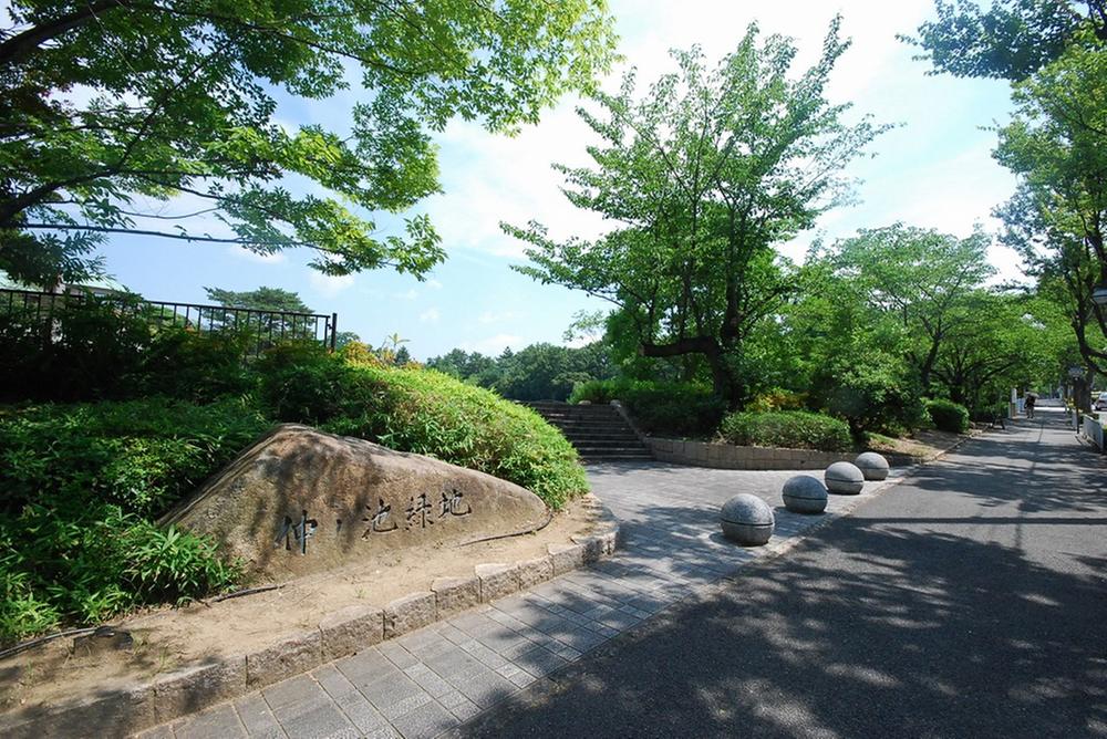 park. Lush park suitable for the 852m walk to Nakano pond green space. The dog for a walk and a little relaxing spot.