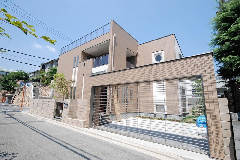 Local appearance photo. Shukugawa day the design in order to bathe the entire surface. Three car spaces also be realized.