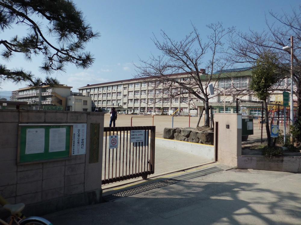 Primary school. Nishinomiya Municipal Naruo 30m to East Elementary School